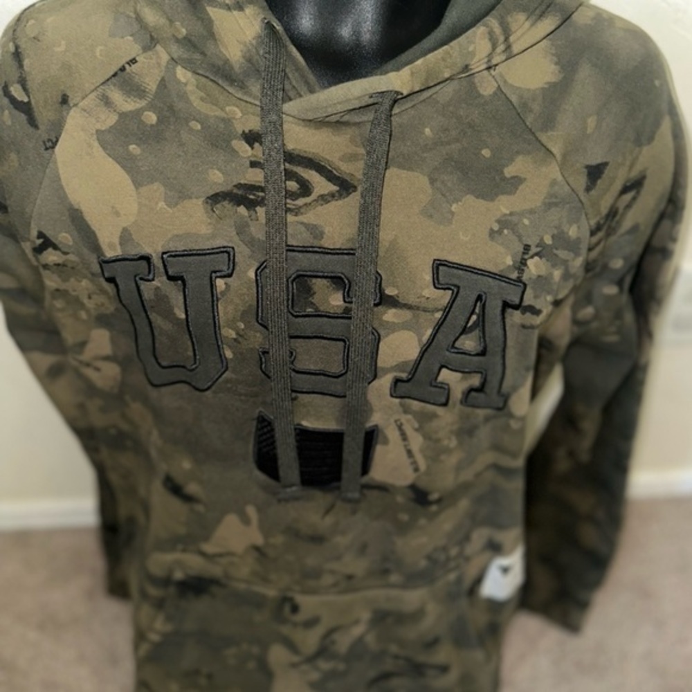 Men’s used Under Armour project rock veteran day USA camo hoodie size XL green